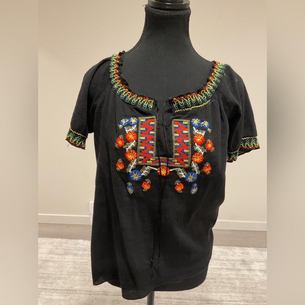 Fillette Black Embroidered retro top with elasticized , neck and cuffs.